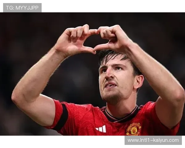 曼联队长马奎尔长时间围住裁判理论 对最初未出示红牌表示不满